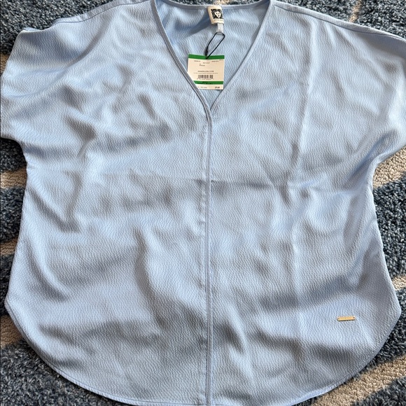 New with tags…Anne Klein Light Blue Textured V-Neck Top with short sleeves - Picture 1 of 5